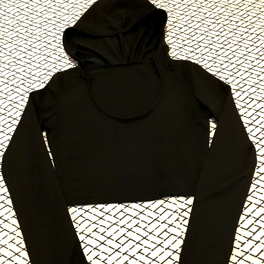 Cute long sleeve hooded crop top!